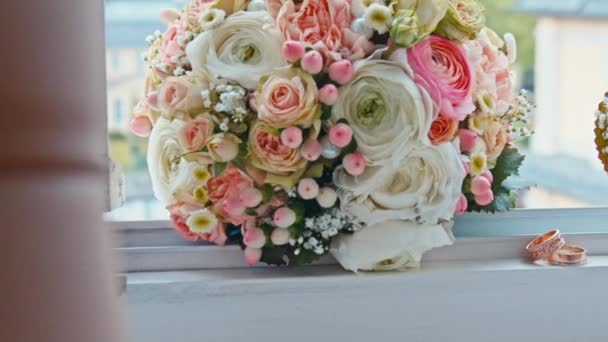 Svatební kytice leží na okně — Stock video