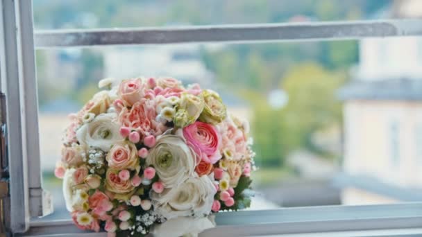 Весільний букет лежить на вікні — стокове відео