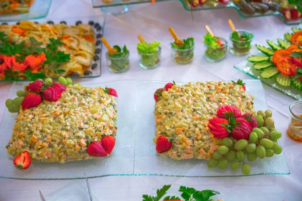 Ontbijtbuffet, salades zijn op tafel — Stockfoto