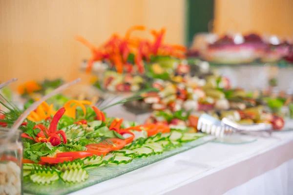 Ontbijtbuffet, salades zijn op tafel — Stockfoto