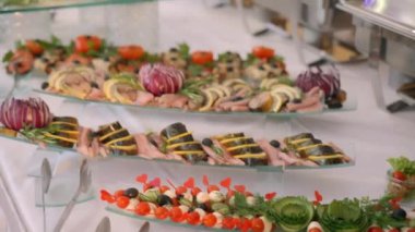 büfe, atıştırmalıklar ve salata tabakları
