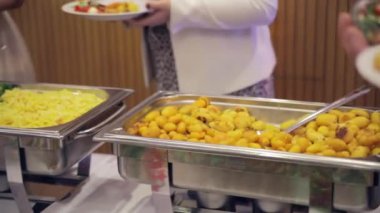 Restoran Konuklar yiyecek bir büfe seçin.