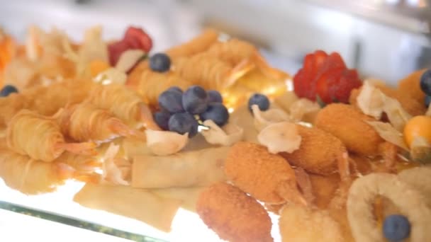 Buffet, snack e insalate sui piatti — Video Stock