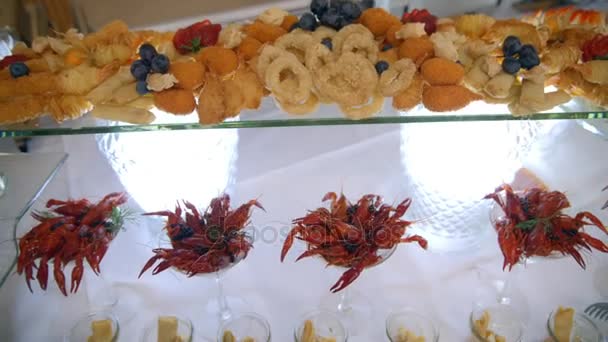 Śniadanie w formie bufetu, ryby i owoce morza, przekąski — Wideo stockowe