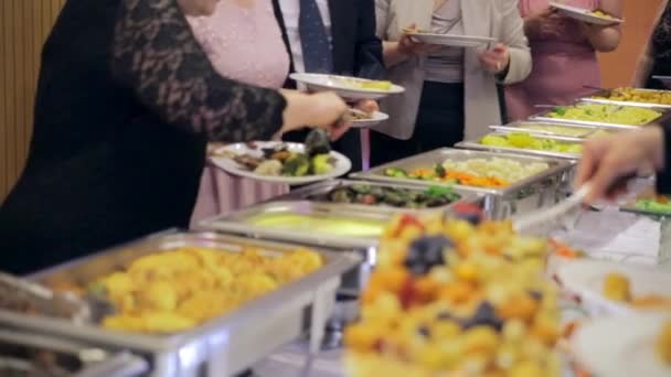 Gli ospiti del ristorante scelgono il cibo da un buffet — Video Stock