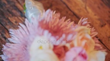 bir ahşap yüzeye yalan düğün buketi