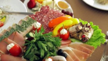 Ziyafet: meyve, Balık ve et yemekleri masada vardır.