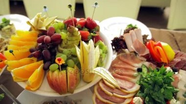 Ziyafet: meyve, Balık ve et yemekleri masada vardır.