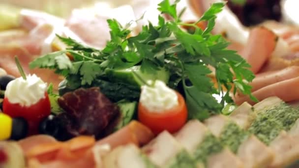Banquete: frutas, peixes e carne closeup — Vídeo de Stock