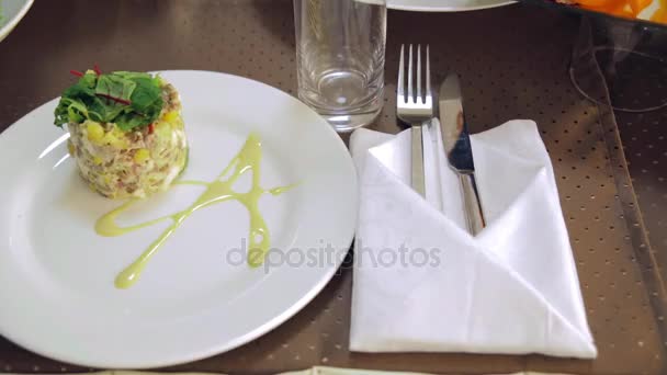 Banquete: pratos com frutas, peixe e carne estão sobre a mesa — Vídeo de Stock