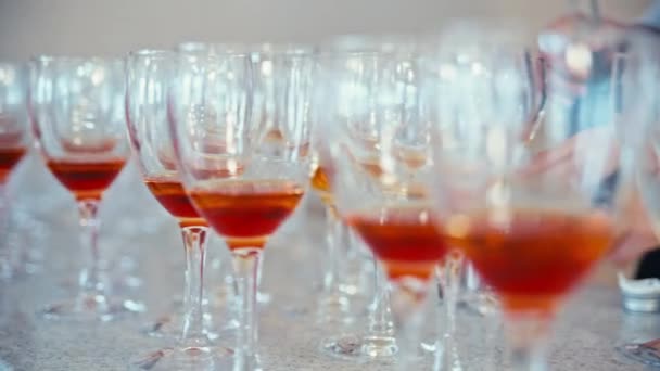 I bicchieri di brandy sul tavolo — Video Stock