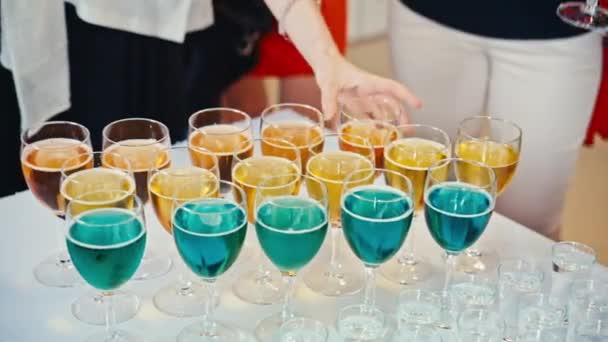 Fördrinken, gäster ta drinkar — Stockvideo