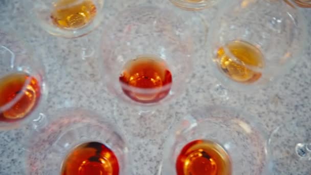 Las copas de brandy sobre la mesa — Vídeo de stock