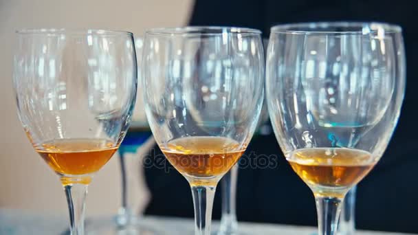 Las copas de brandy sobre la mesa — Vídeos de Stock