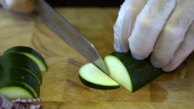 Şef kabak dilimleri. ağır çekim