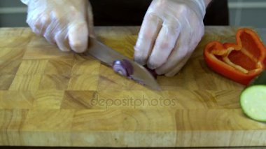 Şef soğan keser. Ağır çekim