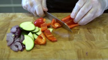Şef dilimleri dolmalık biber. Ağır çekim