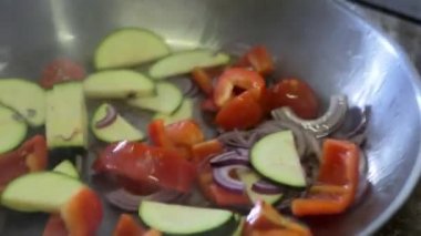 sebzeleri bir tencerede kızartılır. ağır çekim