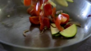 sebzeleri bir tencerede kızartılır. ağır çekim