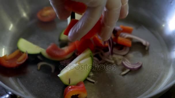 Las verduras se fríen en una sartén. cámara lenta — Vídeo de stock