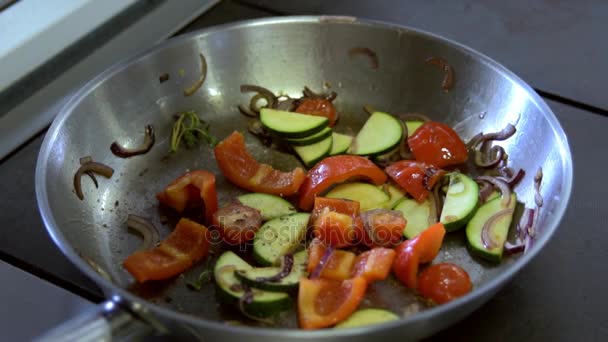 Le verdure sono fritte in una padella. rallentatore — Video Stock