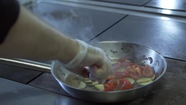 Vlammende stir fry slow-motion — Stockvideo