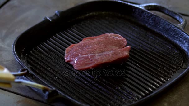 Steak in einer Pfanne gebraten. Zeitlupe — Stockvideo