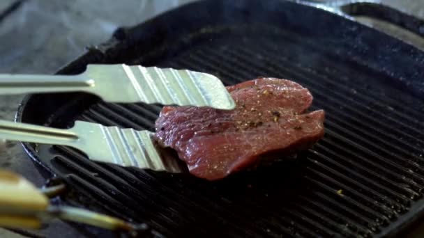 Steak in einer Pfanne gebraten. Zeitlupe — Stockvideo