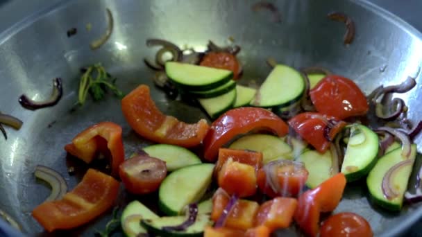 Las verduras se fríen en una sartén. cámara lenta — Vídeos de Stock