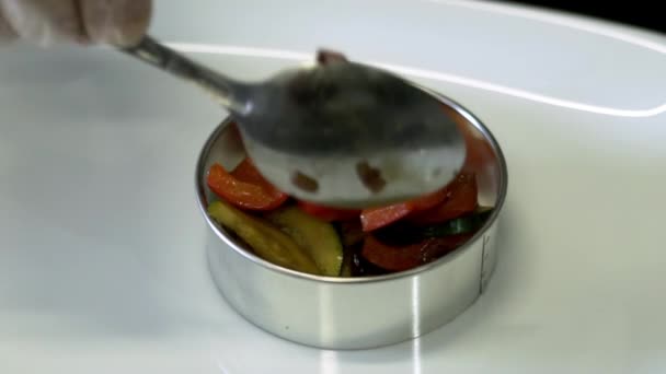 Ο σεφ βάζει τα τηγανισμένα λαχανικά σε ένα πιάτο. αργή κίνηση — Αρχείο Βίντεο