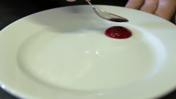 El chef unta la salsa roja en el plato. cámara lenta — Vídeo de stock