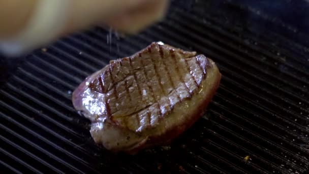 Bife frito numa frigideira. câmara lenta — Vídeo de Stock