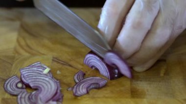 Şef soğan keser. Ağır çekim