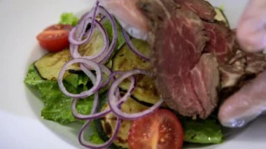 Şef salata hazırlanıyor. Yaymak domates, soğan düşüyor. Ağır çekim