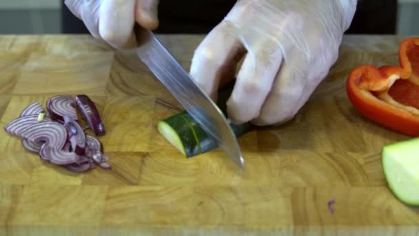 Ο σεφ σε φέτες τα κολοκυθάκια. αργή κίνηση — Αρχείο Βίντεο