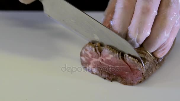 La viande est coupée sur le tableau blanc. Mouvement lent — Video