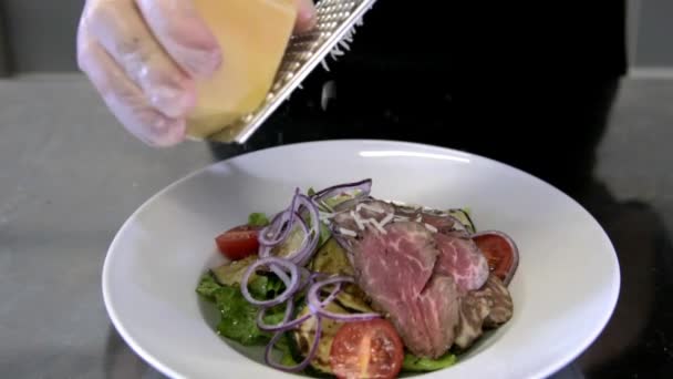 Chef preparando uma salada. Espalhe tomates, cebola queda.Lento movimento — Vídeo de Stock