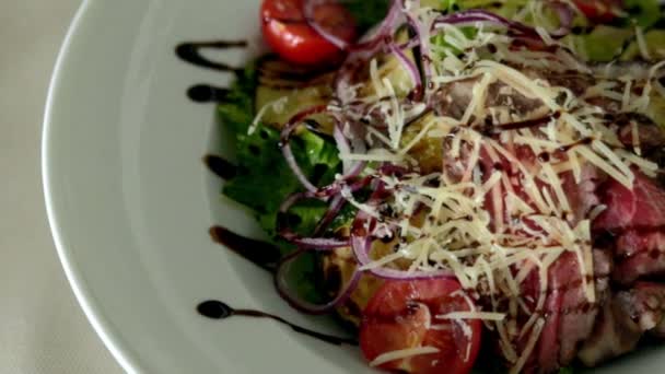 Salade is op de tafel. Slow motion — Stockvideo