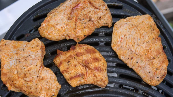 Viande, poivre, champignons et saucisses sur le barbecue — Photo