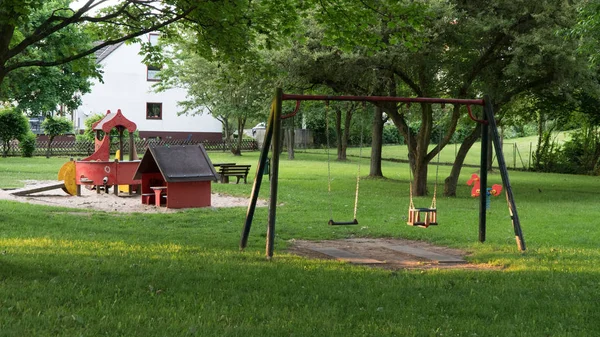 Çocuk Bahçesi bir salıncak ile çocuk ayarla.