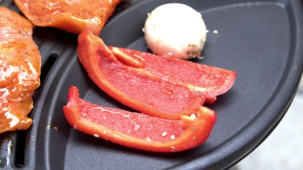 Мясо, перец, грибы и колбасы на барбекю — стоковое видео