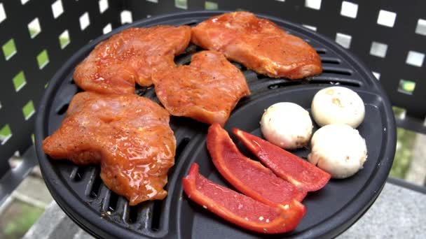 Carne, pepe, funghi e salsicce al barbecue — Video Stock