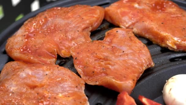 肉、唐辛子、マッシュルーム、バーベキューのソーセージ — ストック動画
