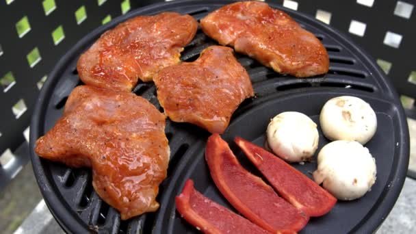 М'ясо, перець, гриби та ковбаски на барбекю — стокове відео