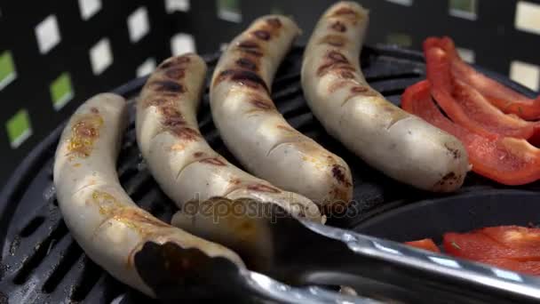 Carne, pimenta, cogumelos e salsichas no churrasco — Vídeo de Stock