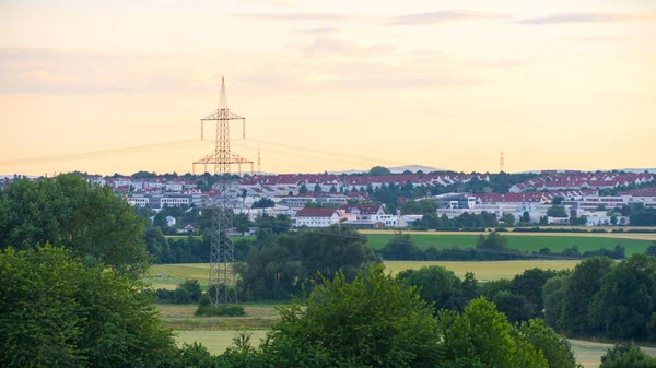 Bir alan ve Almanya küçük bir kasabada güzel gün batımı — Stok fotoğraf
