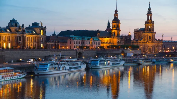 Dresden Almanya eski şehir manzarası elbe Nehri üzerindeki