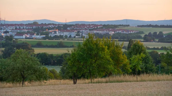 Bir alan ve Almanya küçük bir kasabada güzel gün batımı — Stok fotoğraf