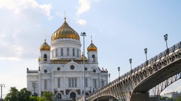 Moskva: Katedrála Krista Spasitele pohled od řeky — Stock video