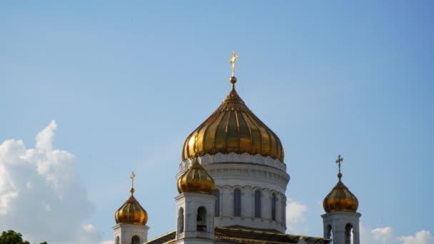Moskou: Kathedraal van Christus de Verlosser uitzicht vanaf de rivier — Stockvideo